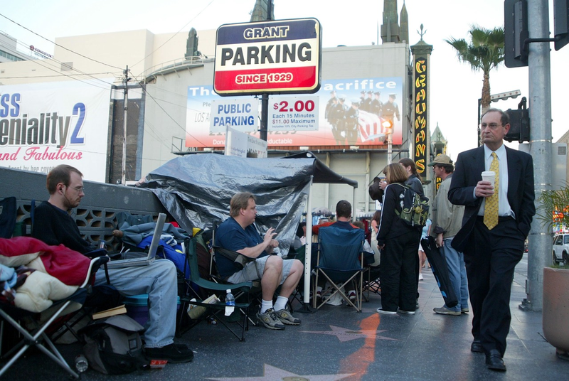 Illustration for article titled A Brief Visual History of People Waiting in Line for Star Wars